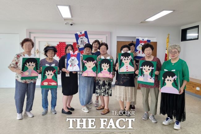 구연동화 전문 자격증을 보유한 안양시 노인들이 유아 대상 '찾아가는 스마트폰 과의존 예방교육'을 했다. /안양시