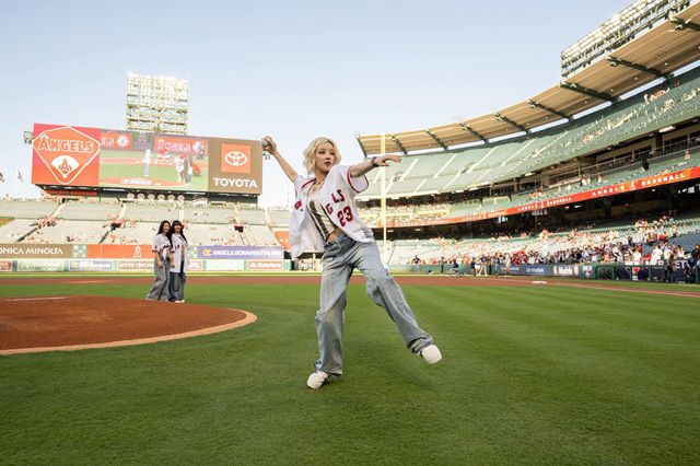 'LA 에인절스 한국 문화유산의 밤'에 초청된 그룹 아이들의 멤버 우기가 현지시간 4일 미국 캘리포니아주 애너하임 에인절스타디움에서 홈팀 LA 에인절스의 시구를 맡았다./LA 에인절스