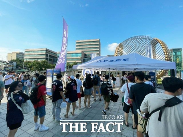 지난해 8월 고척스카이돔에서 진행된 스포츠토토 현장 프로모션 행사에 시민들이 참여하고 있다./한국스포츠레저