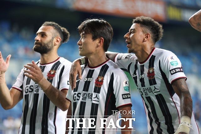 더 높은 곳을 향해 전의를 다지고 있는 FC서울의 야잔과 박수일, 린가드(왼쪽부터)./K리그