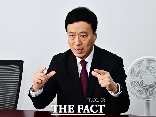 정성국 국민의힘 의원은 "정치가 신뢰를 받지 못하는 건 여러 가치 중 옳고 그름을 저 아래로 내려버렸기 때문"이라고 진단했다. 5일 오후 서울 여의도 국회 의원회관에서 진행된 <더팩트>와의 인터뷰에서 질의에 답변하는 정 의원. /국회=배정한 기자