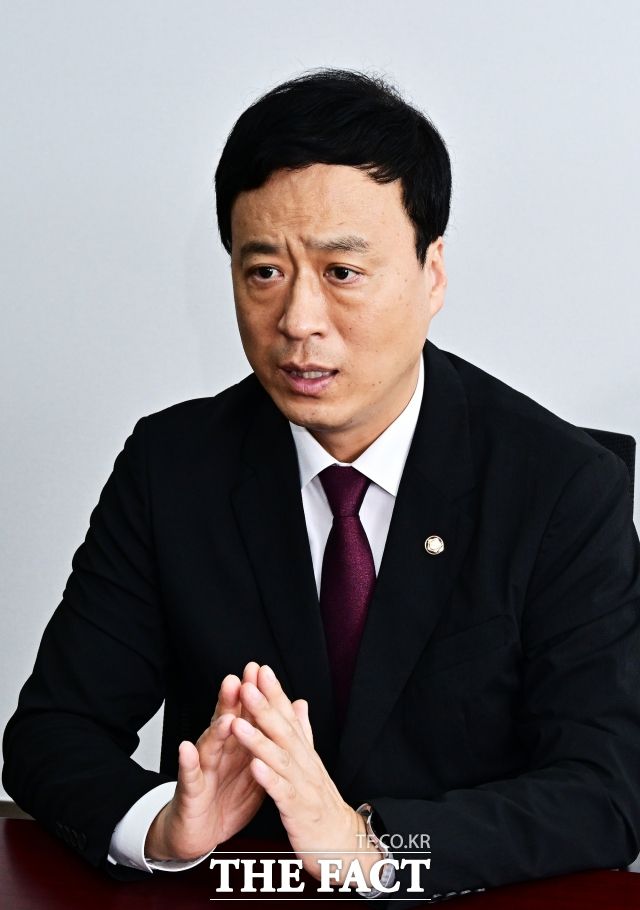 정 의원은 "정치가 신뢰를 받지 못하는 건 여러 가치 중 옳고 그름을 저 아래로 내려버렸기 때문이다"라며 "타협해야 할 부분도 있겠지만 그 타협의 기준이 옳고 그름을 넘어서서는 안 된다"고 말했다. /배정한 기자