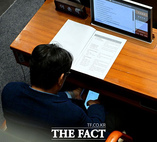 같은 날 열린 민주당 윤리심판원 회의에서는 이 의원의 행위가 제명에 해당하는 징계사유에 해당한다고 판단하고, 징계사유 확인 결정문을 당원자격심사위원회에 통지하기로 했다. 이 의원이 4일 본회의장에서 주식 계좌를 확인하는 모습. /남윤호 기자