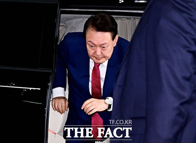 김건희 특검팀이 2차 체포영장 집행 과정에서 윤석열 전 대통령에게 물리력을 행사했다는 변호인단의 주장으로 노인 논쟁에 불이 붙었다. 사진은 윤 전 대통령이 지난달 5일 피의자 신분으로 서울 서초동 서울고등검찰청에 마련된 '내란 특검'에 출석하는 모습. /배정한 기자