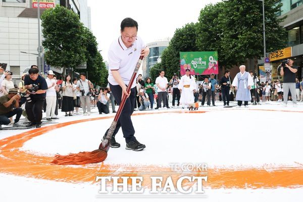 이장우 대전시장이 2025 대전 0시 축제 개막행사에서 붓글씨 퍼포먼스를 진행하고 있는 모습./대전시