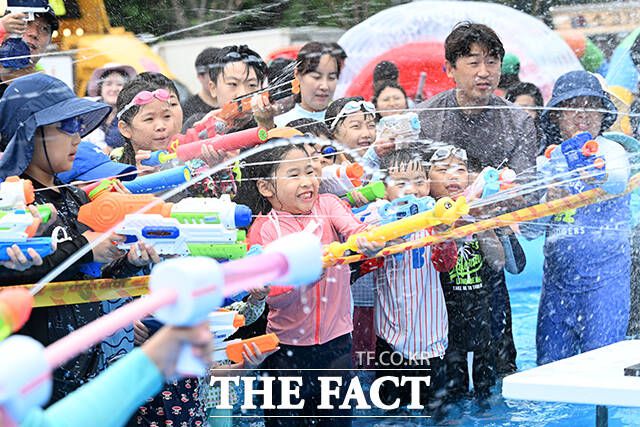 말복인 9일 오후 서울 마포구 망원한강공원 내 서울함공원에서 열린 여름 축제 '서울함 워터피크닉'을 찾은 어린이들이 물놀이를 즐기고 있다. /서예원 기자