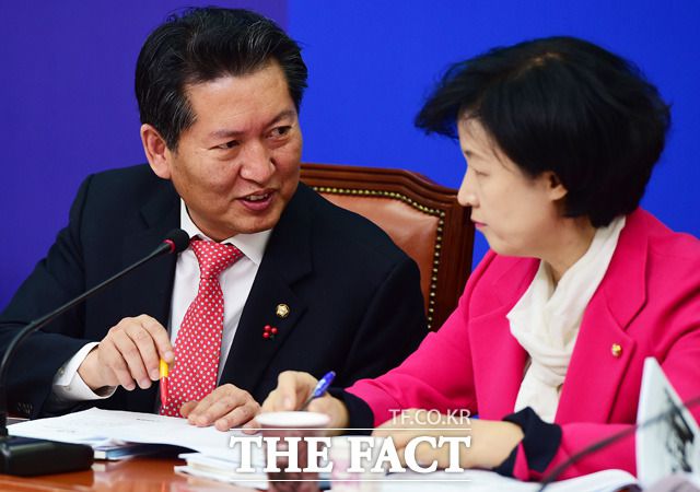 추석 전에 개혁을 완수하겠다는 정 대표의 의지처럼 민주당은 속도를 낼 전망이다. 당 검찰정상화 특별위원회는 7일 국회에서 검찰개혁 관련 당정대협의회를 열고 "속도 조절론은 없다"며 이달 26일까지 법안의 최종안을 확정하겠다는 구상을 밝혔다. 2016년 1월 열린 민주당 최고위원회의에서 정 대표와 추 의원의 모습. /배정한 기자