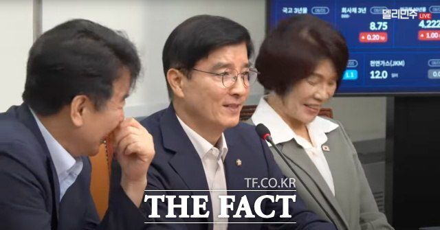 박찬대 후보를 지지했던 이해식 전략기획위원장이 6일 최고위원회의에서 "대표님을 지지하진 않았는데 임명해 주셔서 진심으로 감사드린다"며 "제 집사람은 대표님을 찍었다는 것을 안내 말씀드린다"고 말하자 회의장에선 웃음이 터졌다. /유튜브 채널 델리민주 갈무리