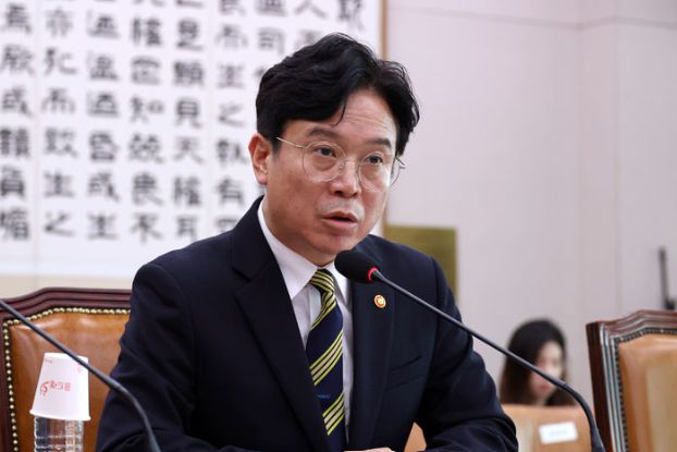 김영훈 고용노동부 장관이 1일 서울 여의도 국회에서 열린 법제사법위원회 전체회의에서 질의에 답하고 있다. / 뉴시스