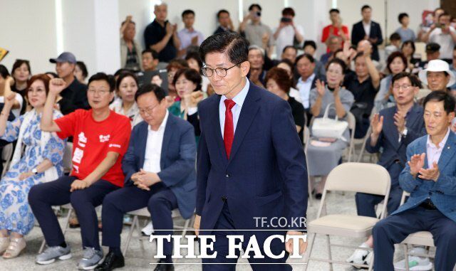 김 후보는 지난 5일 부산 수영구 국민의힘 부산시당에 찾아 당원들과 만났다. 최고위원으로 출마한 김재원·손범규 후보도 함께했다. /뉴시스