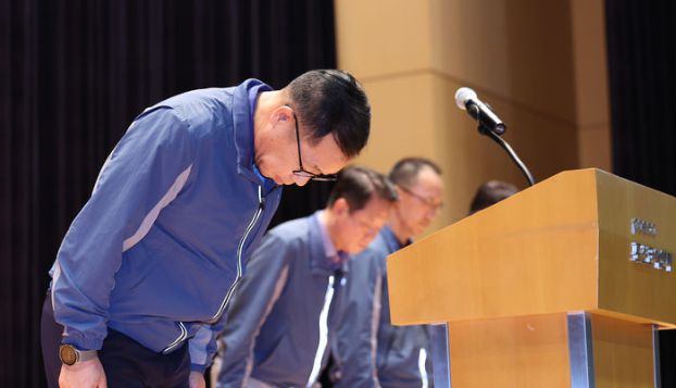 정희민 포스코이앤씨 대표이사 사장이 지난달 29일 오후 인천 연수구 포스코이앤씨 인천 송도사옥에서 지난 28일 경남 함양~창녕 고속도로 현장에서 발생한 중대재해와 관련해 고개숙여 사과하고 있다. / 뉴시스