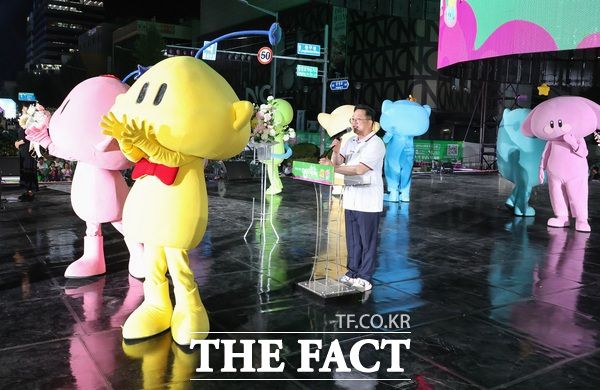 2025 대전 0시 축제 개막행사에서 꿈돌이와 꿈순이 결혼식이 진행되고 있는 모습./대전시