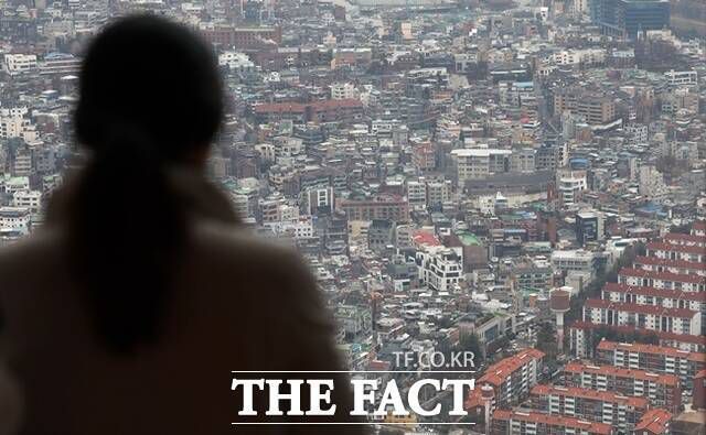 청년들이 결혼을 미루게 되는 이유 중 하나는 비싼 집값 때문이다. 청년 10명 중 8명은 내 집을 소유하는 것이 필요하다고 답했다. /뉴시스