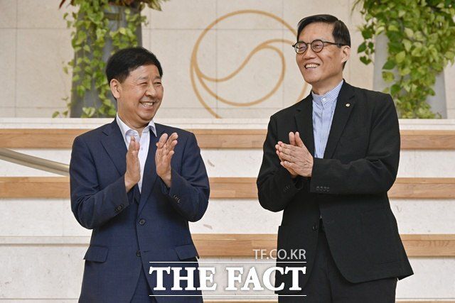 구윤철 경제 부총리 겸 기획재정부 장관이 지난 7일 오전 서울 중구 한국은행을 방문해 이창용 한국은행 총재와 기념촬영을 하고 있다. /뉴시스