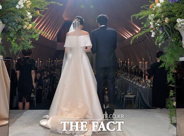최근 몇 년 사이 한일 부부가 눈에 띄게 증가하면서, 결혼을 위해 일본 현지를 방문하는 한국인 남성들이 늘고 있다.사진은 소노 로맨스 웨딩페어에서 모델들이 모의 웨딩을 시연하는 장면. /더팩트 DB