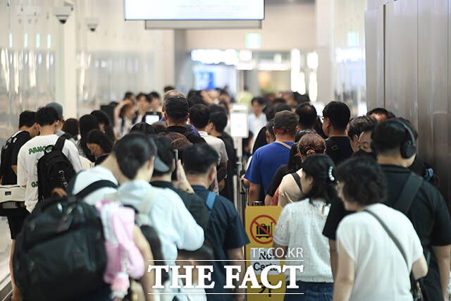 추석연휴가 시작된 14일 오전 인천국제공항 제 1여객터미널이 해외 여행을 떠나는 여행객들로 붐비고 있다. /장윤석 기자