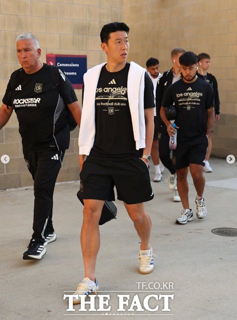 LA FC의 손흥민이 10일 시카고 파이어와 원정경기를 위해 경기장으로 이동하고 있다./LAFC