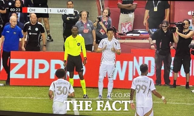 LAFC의 손흥민이 10일 시카고 파이어와 2025 MLS 원정경기 후반 16분 교체멤버로 그라운드에 나서기 위해 대기하고 있다./애플TV
