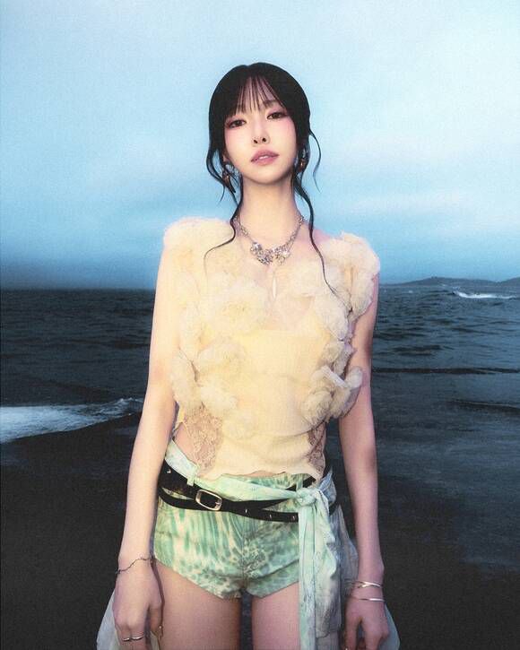 유주는 "꽃처럼 향기롭게 피어나는 감정도 혹은 곰팡이처럼 어둡고 습한 곳에서 걷잡을 수 없이 퍼지는 감정도 모두 가리지 않고 'In Bloom' 그 이름처럼 마음껏 피워보았다"고 앨범을 소개했다. /앳에어리어