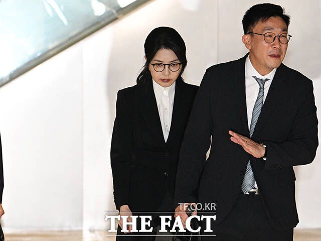 자본시장법 위반 등 혐의를 받는 김건희 씨가 지난 6일 오후 서울 종로구 KT광화문빌딩 웨스트에 마련된 민중기 특검 사무실에서 조사를 마치고 특검 사무실을 나서고 있다. /박헌우 기자