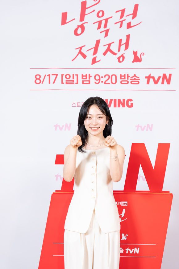 배우 김슬기가 11일 오후 2시 온라인 생중계로 진행된 'O’PPENing(오프닝) 2025' 스페셜 토크에 참석해 "실제로 강아지를 키우는 입장에서 대본 봤을 때 흥미로웠다"고 작품의 매력을 언급했다. /tvN