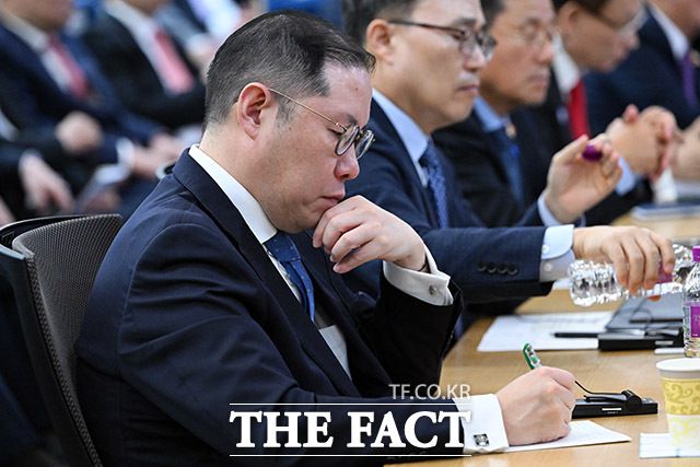 또 럼 베트남 서기장 특별강연 듣는 조 부회장.