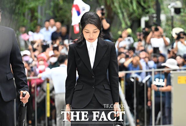 김건희 여사가 민중기 특별검사팀의 구속영장 청구로 구속 갈림길에 섰다. 자본시장법 위반 등 혐의를 받는 김건희 씨가 지난 6일 오전 서울 종로구 KT광화문빌딩 웨스트에 마련된 민중기 특검 사무실에 출석하고 있다. /박헌우 기자