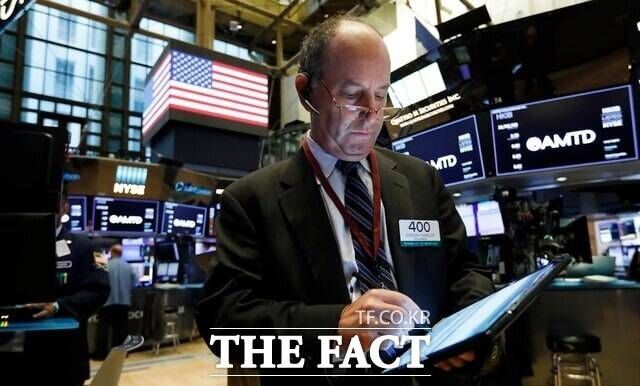 11일(현지시간) 뉴욕증권거래소(NYSE)에서 다우존스30산업평균지수는 전 거래일보다 200.52포인트(0.45%) 내린 4만3975.09에 마감했다. /AP.뉴시스