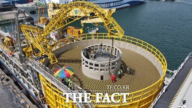 LS전선 동해 공장에서 생산된 해저케이블이 포설선에 선적되고 있는 모습. /LS그룹