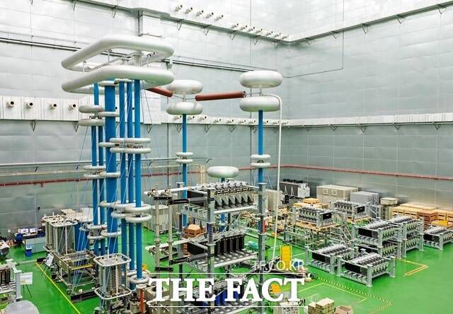 LS일렉트릭 부산 공장에서 HVDC 설비를 시험하는 모습. /LS그룹