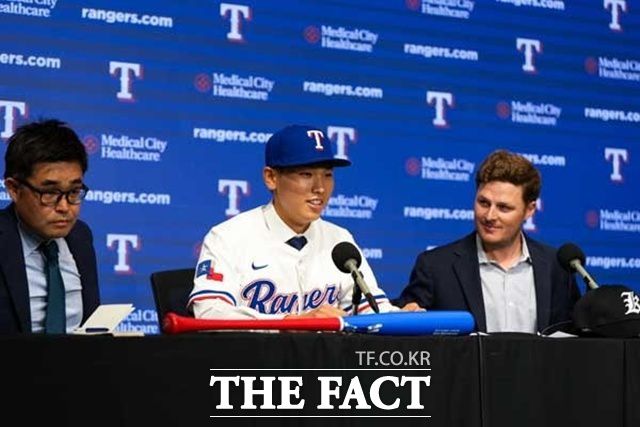 광주일고 3학년 투수 김성준이 텍사스 레인저스와 입단 계약을 맺은 뒤 기자회견을 갖고 있다. /리코스포츠에이전시