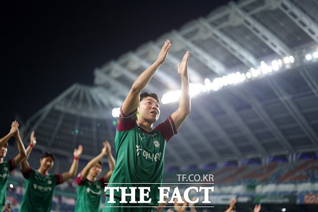 ‘하나은행 K리그1 2025’ 25라운드 MVP 영예를 차지한 대전 미드필더 김준범(27)./K리그