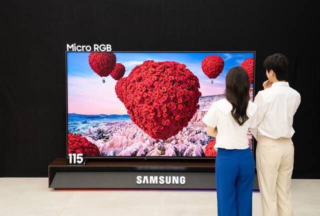 삼성전자 모델이 '마이크로 RGB TV'를 소개하고 있다. /삼성전자