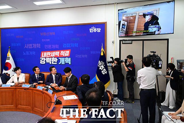 모자와 마스크, 선글라스를 쓴 채 골프장을 이동하는 권 의원 모습에 일부 최고위원 사이에서 "복면골프왕이네"라는 목소리가 들리기도 했다.