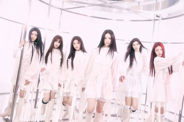 앳하트는 'Heart(마음)'와 'At(@, 연결)'의 합성어로 전 세계 팬들과 마음으로 연결되며 함께 성장해 나간다는 의미다. 첫 앨범 'Plot Twist'는 가요계 비상을 꿈꾸는 앳하트가 세상을 향해 펼쳐내는 첫 날갯짓이다. /타이탄 콘텐츠