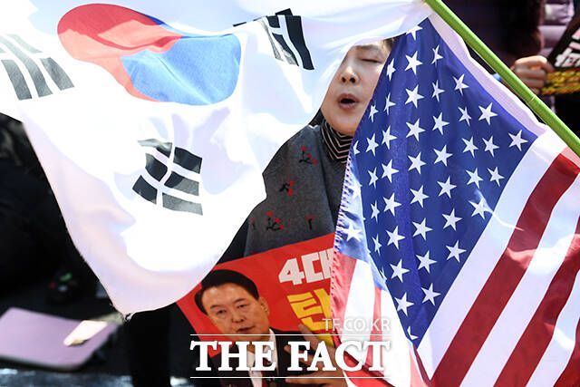 전 목사는 "광화문 운동에 나오는 유튜버들에게 10만원~20만원을 줬다"고 밝혔다. 전 목사는 "주일 설교를 해서 교회 재정부에서 한달에 2000만원을 받고 있다"며 "2000만원으로 시민단체 등을 지원해 광화문 운동을 계속 이끌어온 것"이라고 밝혔다. /서예원 기자