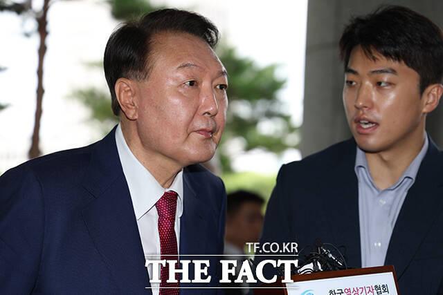 유튜브 채널 '신의한수' 운영자 신혜식 씨는 지난 1월 윤 전 대통령의 체포영장 집행 과정에서 성삼영 대통령실 시민사회수석실 행정관이 보낸 문자메시지 등을 공개하며 대통령실이 지지자들을 동원하려 했다는 의혹을 제기했다. /배정한 기자