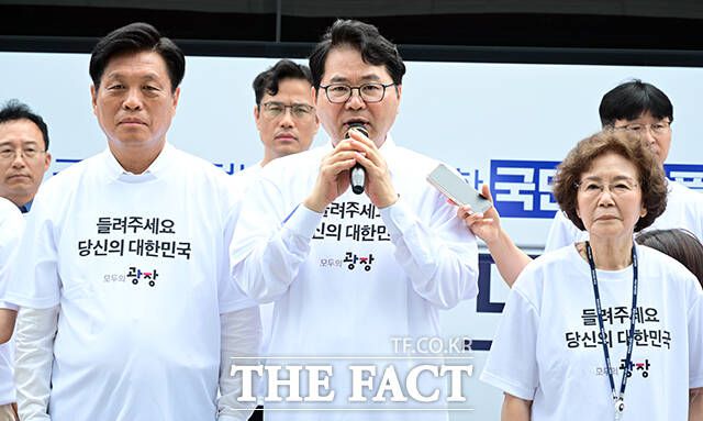 인공지능(AI) 등 미래 신산업 육성 방안은 '세계를 이끄는 혁신경제' 국정목표에 담겼다. 사진은 이한주 국정기획위원장(가운데)./임영무 기자