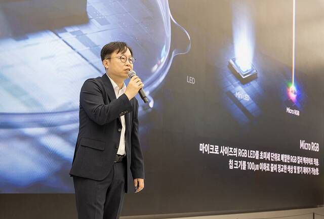 이종포 삼성전자 영상디스플레이사업부 상무가 지난 12일 서울 서초구 삼성 강남사옥에서 열린 미디어 브리핑에서 '마이크로 RGB TV' 특징을 소개하고 있다. /삼성전자