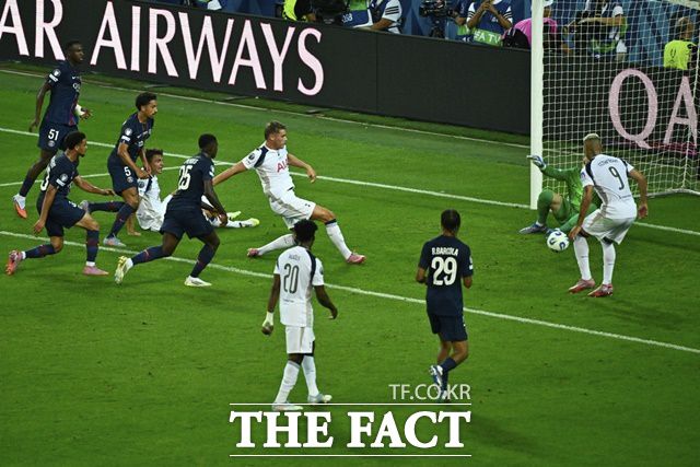 프리킥 상황에서 세컨드 볼을 오른발 슛으로 연결하고 있는 토트넘의 미키 판 더 펜./우디네=AP.뉴시스