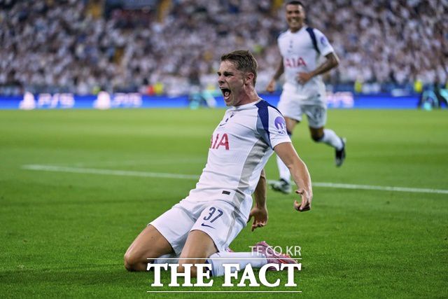 토트넘의 센터백 미키 판 더 펜이 14일 2025 UEFA 슈퍼컵에서 전반 39분 선제골을 기록한 후 세리머니를 펼치고 있다./우디네(이탈리아)=AP.뉴시스