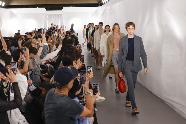 한섬은 최근 '2026년 S/S 파리 패션위크'에 참가해 '2026년 S/S 파리 패션위크' 신제품을 선보였다. /한섬