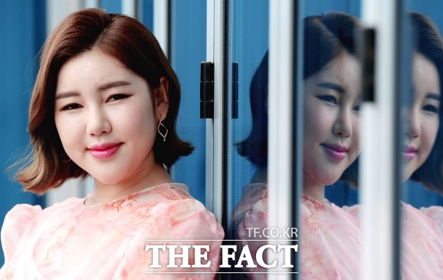 송가인이 오는 27일 오후 6시 각종 온라인 음원 사이트를 통해 신곡 '사랑의 맘보'를 발매한다. 트로트계 대표 싱어송라이터인 선배가수 설운도가 직접 작사 작곡했다. /더팩트 DB