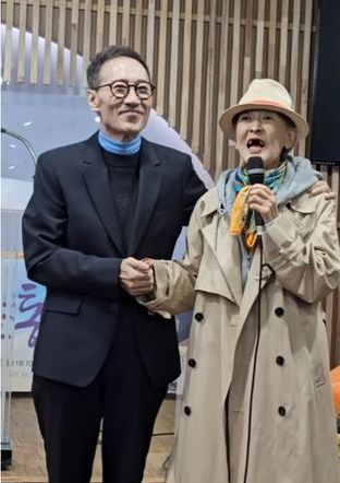 유열은 폐이식 수술 결정까지 병세가 급속도로 악화돼사실상 '사망 선고'나 다름없는 절망의 상황이었다. 사진은 2년전 연극배우 윤석화와 간증집회 당시 모습. /온라인커뮤니티