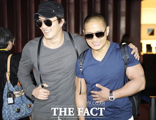 90년대 후반부터 병역 기피 논란 이전까지 유승준(오른쪽)은 특급 스타가수 중에서도 '연예계 아름다운 청년'의 대명사였다. 병역 이행 직전 말을 바꾼 언행불일치는 21년째 주홍글씨가 돼 해외를 떠돌고 있다. 제65회 칸국제영화제 유승준 니스국제공항 입국 당시. 왼쪽은 배우 권상우. /더팩트 DB