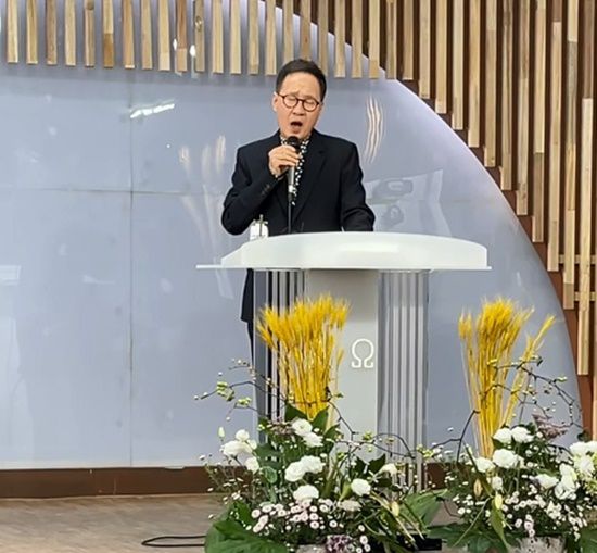 유열은 지난해 7월서울대병원에서 폐 이식을 받았다. 결과는 대성공이었다. 유열이 최근 참석한 교회 간증집회에서 찬송가를 부르고 있다. /남궁옥분 SNS