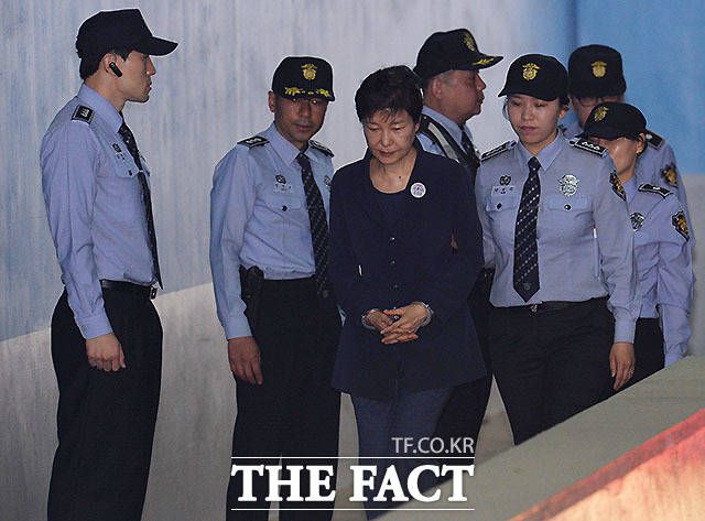 '국정농단' 사건 정점에 있는 박근혜 전 대통령의 첫 공판이 23일 오전 서울 서초동 서울중앙지법에서 열리는 가운데 박 전 대통령이 호송차량을 타고 법원에 들어서고 있다. /이효균 기자