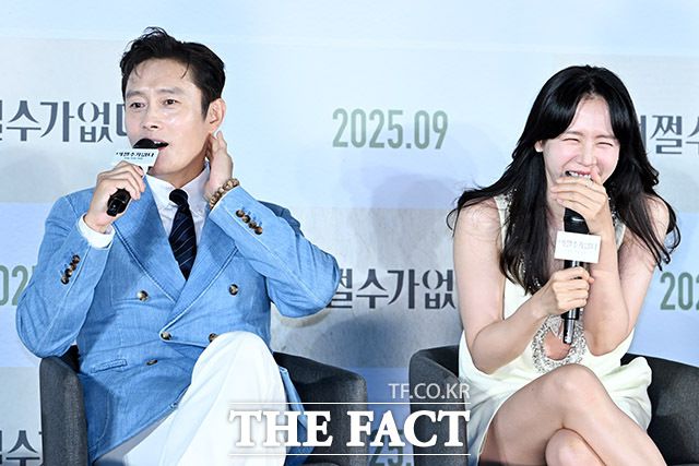 이병헌(왼쪽) 입담에 빵 터진 손예진.