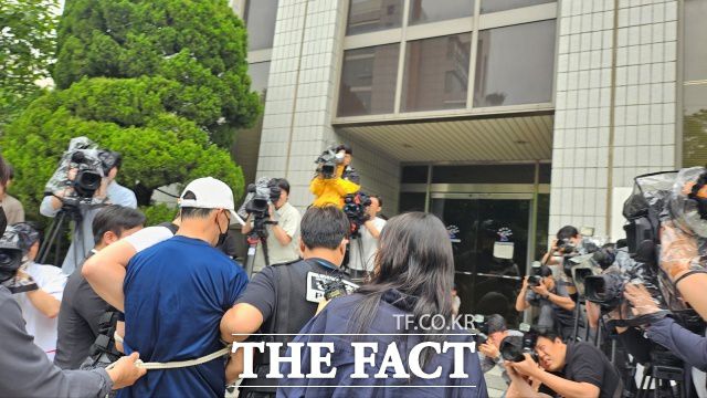 서울 지하철 5호선 열차에 불을 지른 원모(68) 씨가 지난 6월2일 서울 양천구 서울남부지법에서 열린 현존전차방화치상 혐의 영장실질심사(구속 전 피의자 심문)에 출석하고 있다. 강주영