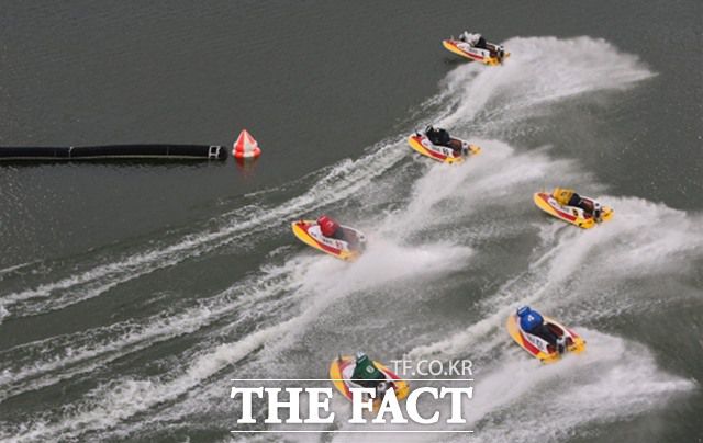 미사경정장에서 선수들이 턴마크를 돌며 경합을 벌이고 있다./국민체육진흥공단